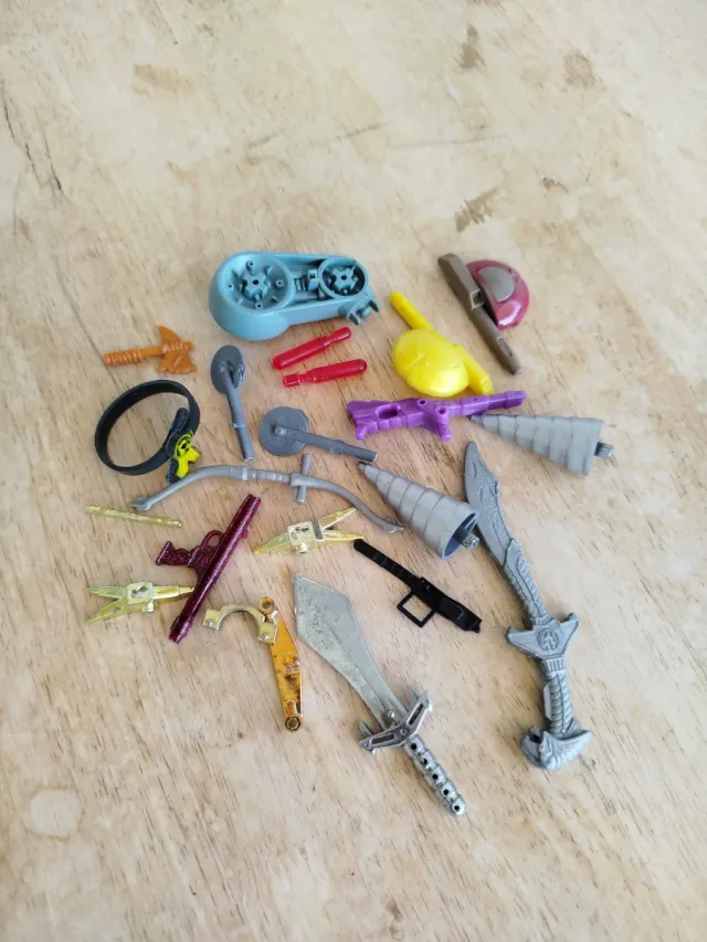 Lote antiguos accesorios muñecos acción figuras