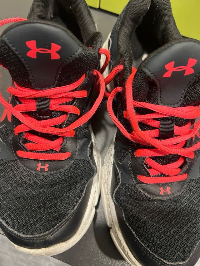 Zapatillas Under Armour Negras y Rojas