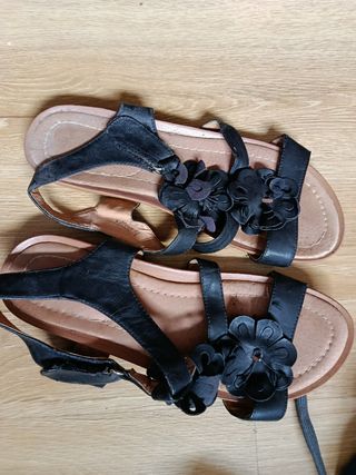 Sandalias de mujer negras con flor