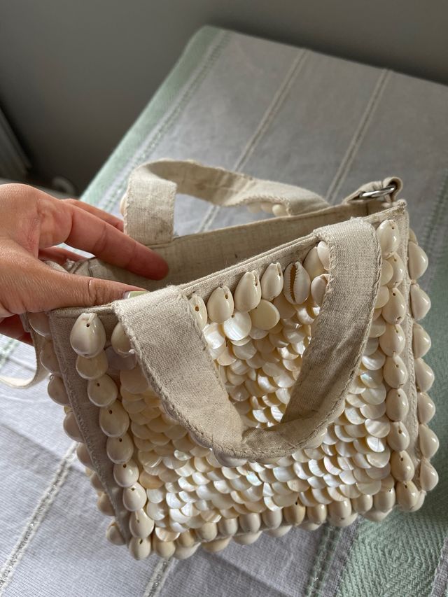 Bolso de conchas beige y blanco
