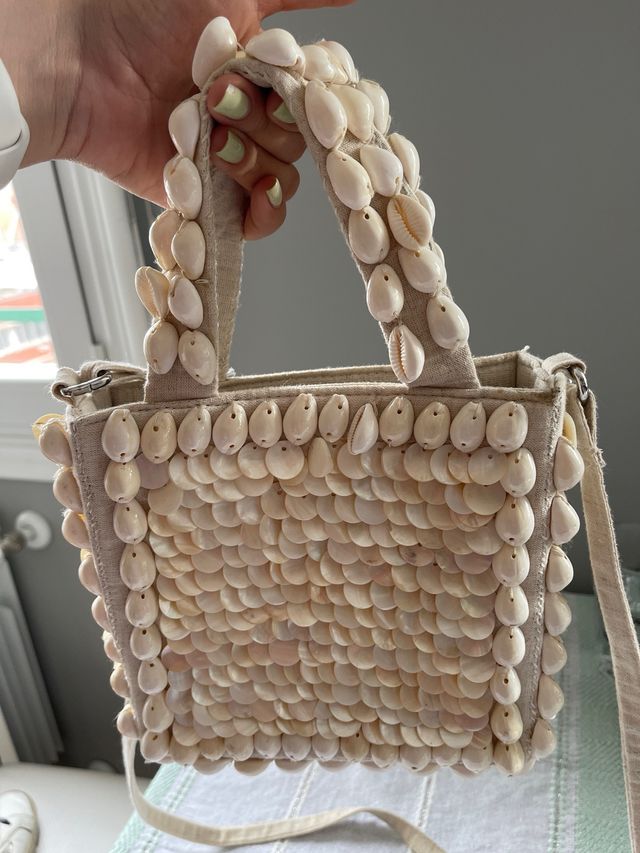Bolso de conchas beige y blanco
