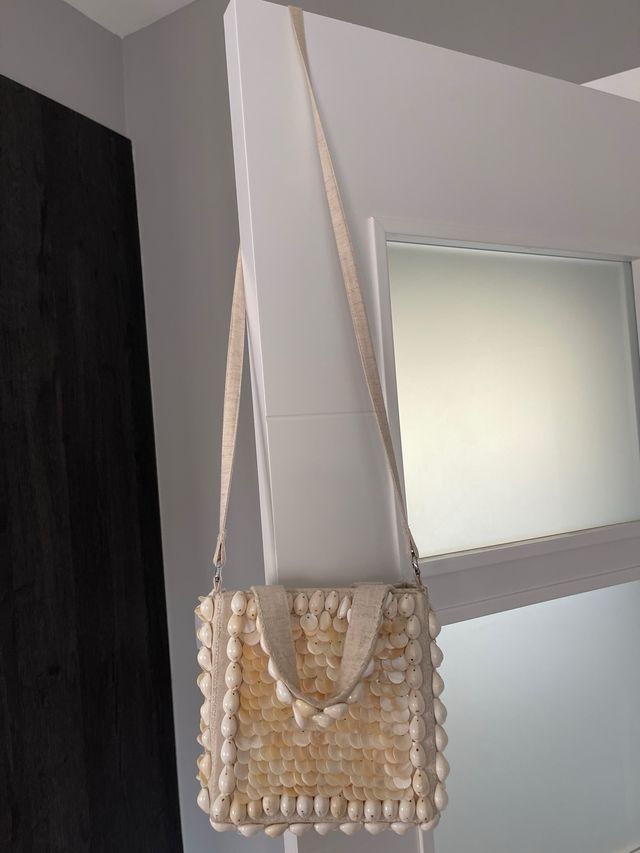 Bolso de conchas beige y blanco
