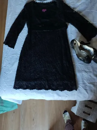 Vestido negro encaje cinturón negro de terciopelo
