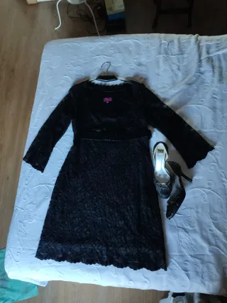 Vestido negro encaje cinturón negro de terciopelo