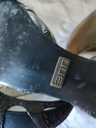 Vestido negro encaje cinturón negro de terciopelo