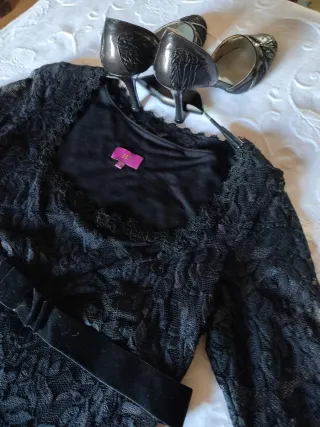 Vestido negro encaje cinturón negro de terciopelo