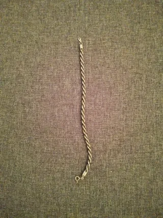 Pulsera dorada con cadena trenzada