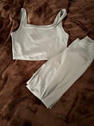 Conjunto deportivo gris