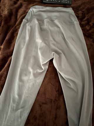 Conjunto deportivo gris