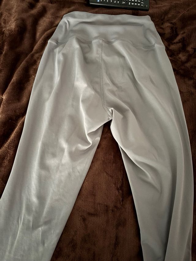 Conjunto deportivo gris