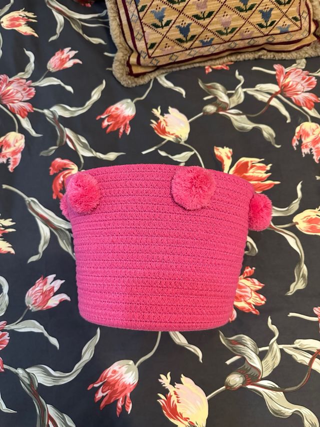 Cesta rosa con pompones