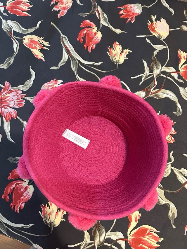 Cesta rosa con pompones