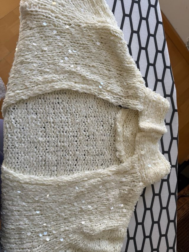 Jersey de punto ZARA con lentejuelas, color crema.