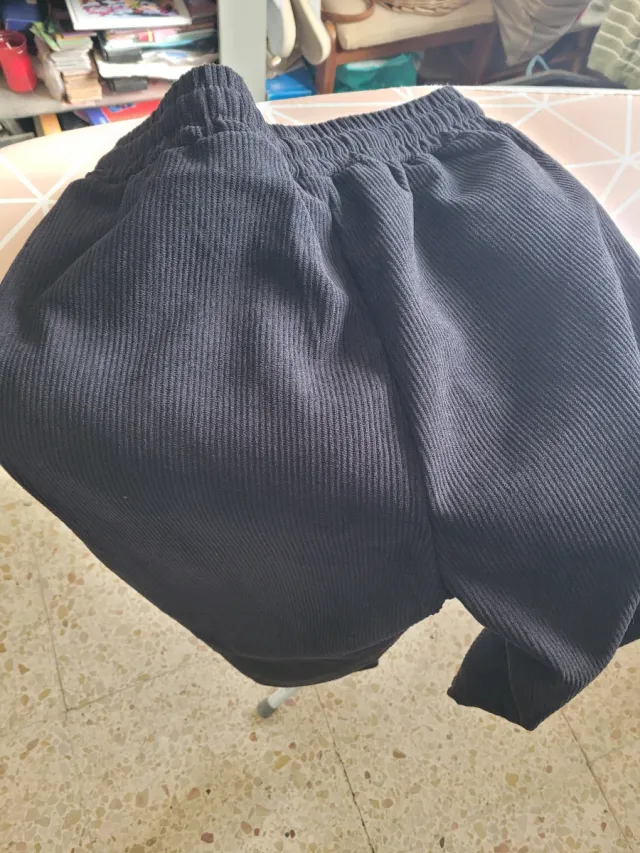 Pantalón efecto pana negro