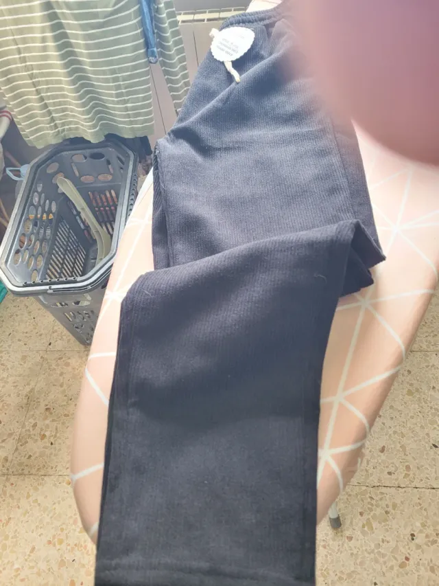 Pantalón efecto pana negro