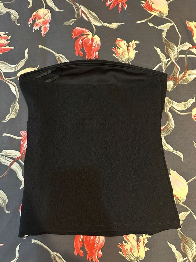 Top negro con cremallera lateral