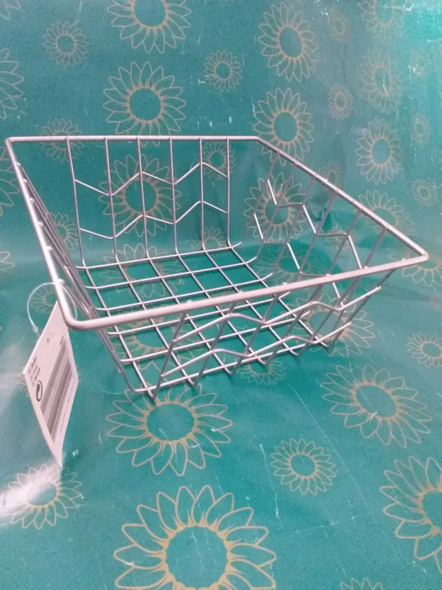 Cesta metálica plateada