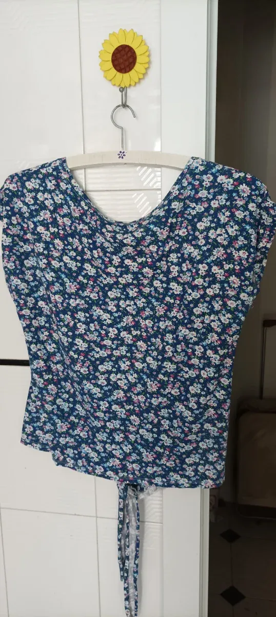Camiseta floral azul sin mangas