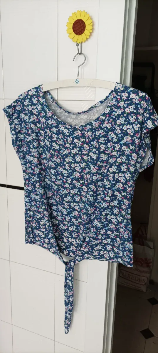 Camiseta floral azul sin mangas