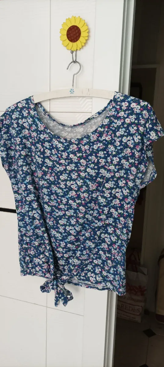 Camiseta floral azul sin mangas