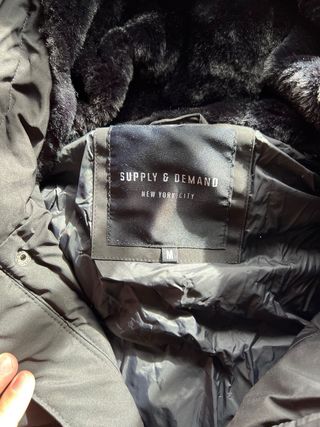 Supply & Demand Chaquetón Negro con Capucha