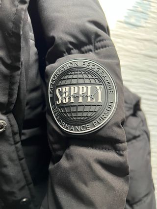 Supply & Demand Chaquetón Negro con Capucha