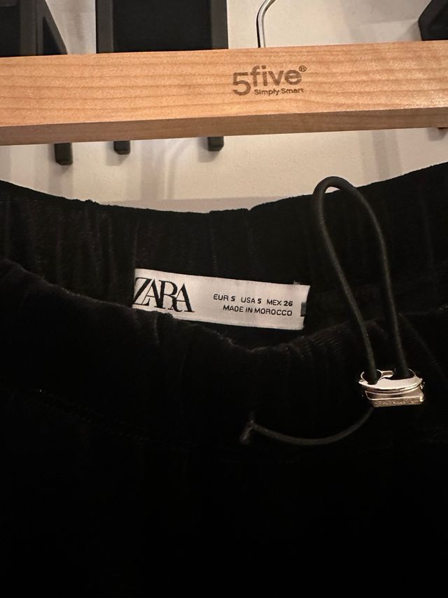 Pantalón terciopelo negro Zara | S