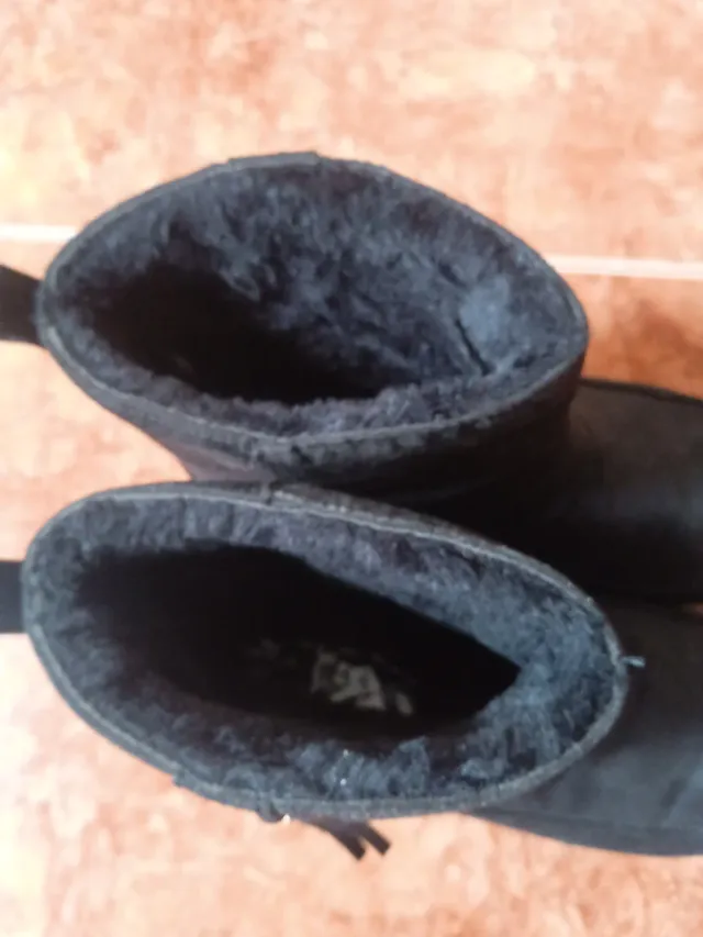 Botas negras con pelo
