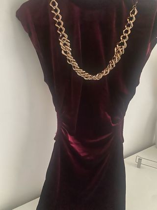 Vestido fiesta terciopelo con cadena dorada