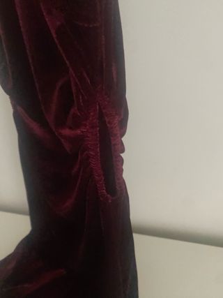 Vestido fiesta terciopelo con cadena dorada