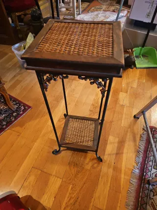 Tavolo ausiliario in metallo e vimini