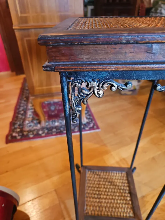 Mesa auxiliar metal y mimbre