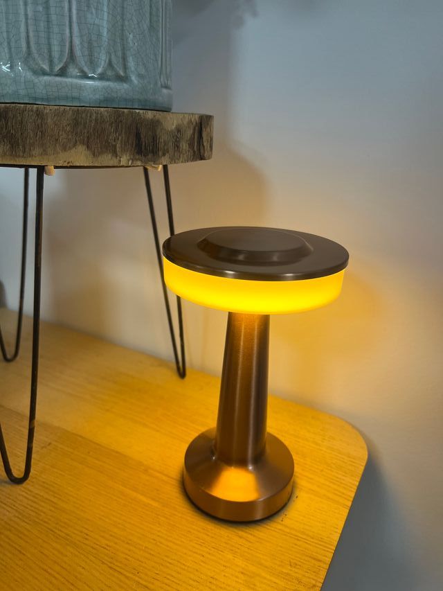 Lámpara LED sobremesa cobre y blanco