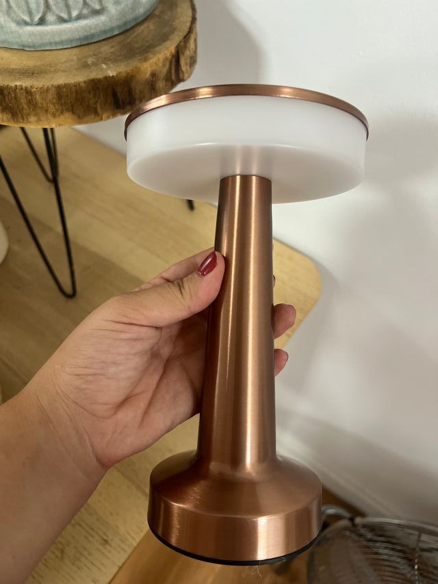 Lámpara LED sobremesa cobre y blanco