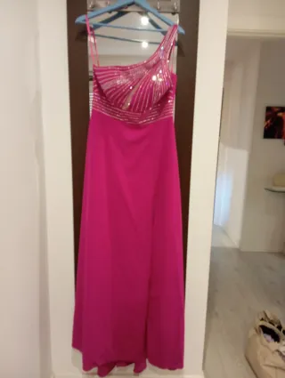 Vestido de fiesta rosa con pedrería, super bonito