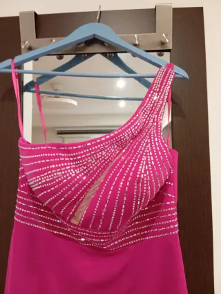 Vestido de fiesta rosa con pedrería, super bonito