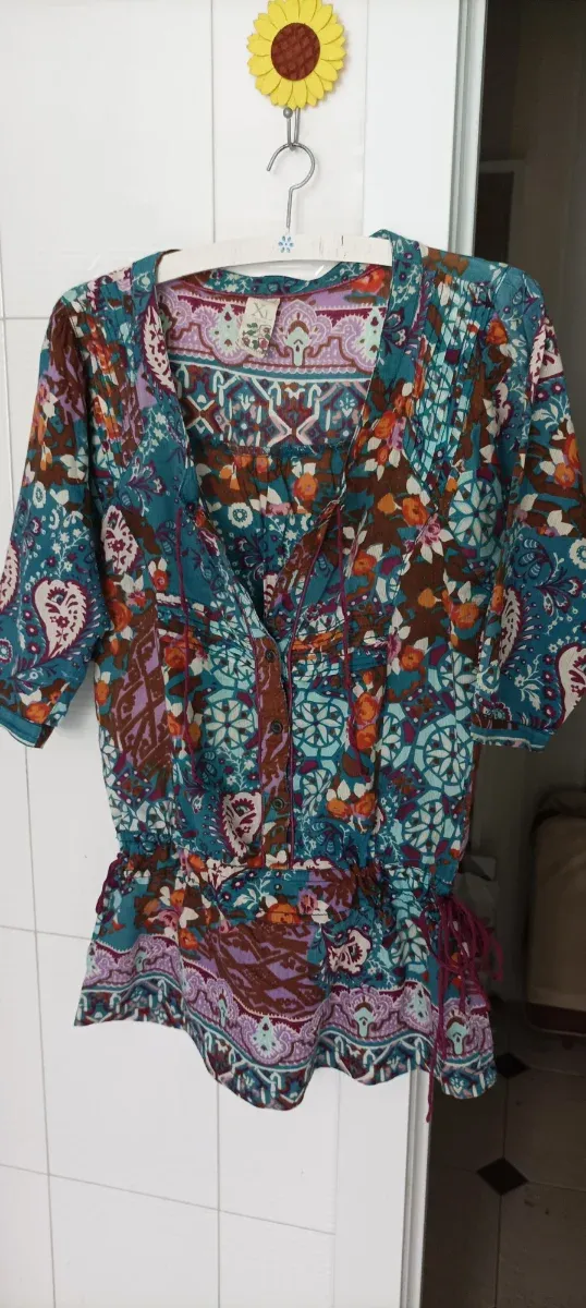 Blusón estampado burdeos y turquesa 

