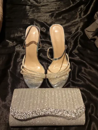 Sandalias y cartera plateadas