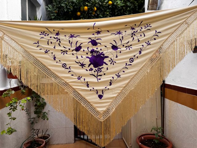 Mantón Flamenco Beige con Bordado Morado