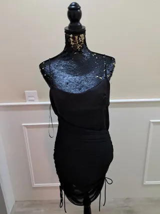 Vestido negro ajustado con tirantes