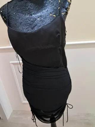 Vestido negro ajustado con tirantes