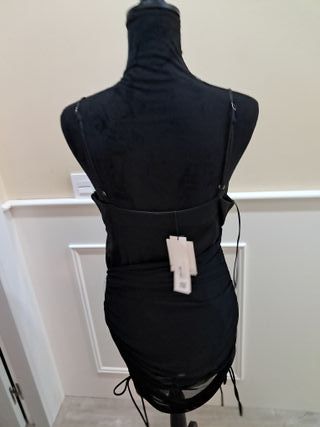 Vestido negro ajustado con tirantes