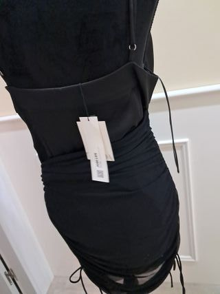 Vestido negro ajustado con tirantes