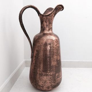 Jarra decortiva de cobre martillado