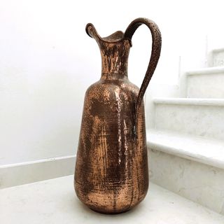 Jarra decortiva de cobre martillado