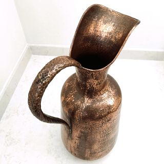 Jarra decortiva de cobre martillado