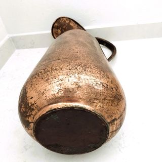 Jarra decortiva de cobre martillado