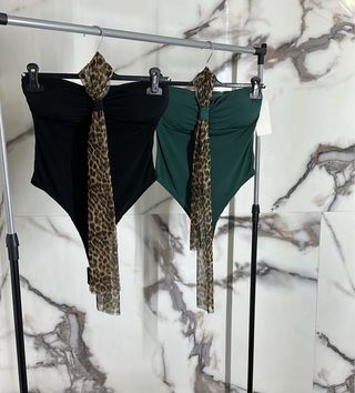 Top nero con foulard leopardato