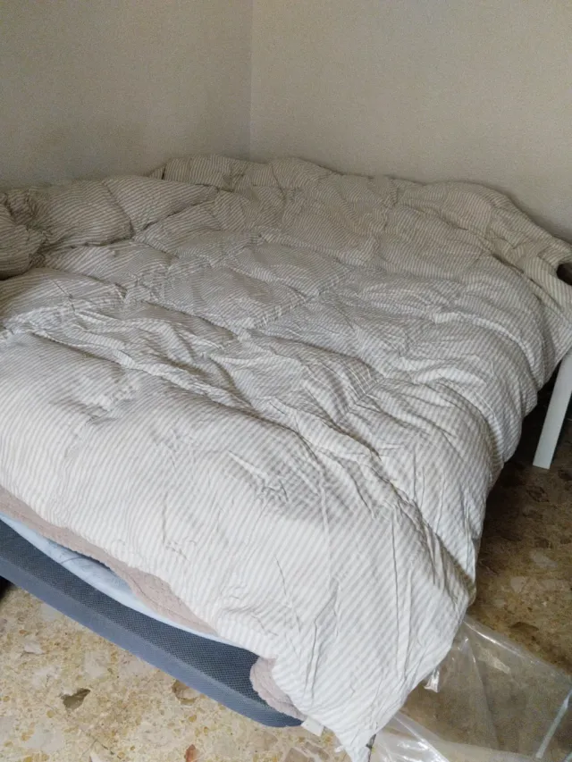 Edredón beige y blanco