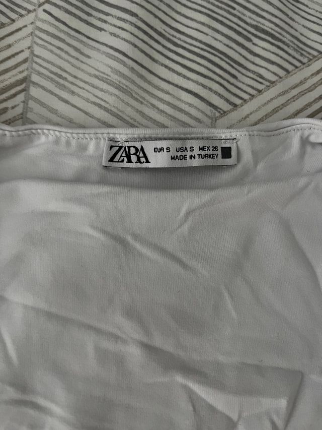 Zara:Pantalón jogger M verde oliva, 2 tops, 1 body